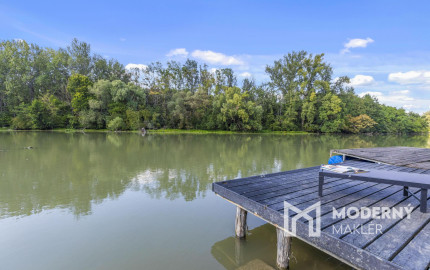 Na predaj štýlový penzión s priamym prístupom k vode v obci Blahová