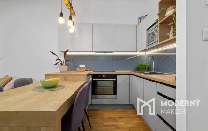 Na predaj 2-izbový slnečný byt v Starom meste s garážovým parkovaním