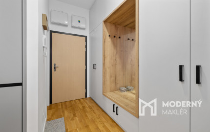 Na predaj 2-izbový slnečný byt v Starom meste s garážovým parkovaním