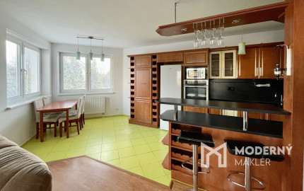 Kompletne zariadený 3-izbový byt s loggiou a garážovým státím v cene