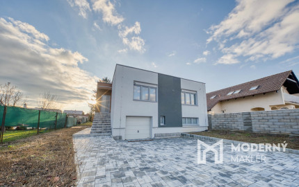 Na predaj rodinný dom s garážou v obci Šoporňa – štandard je zahrnutý v cene