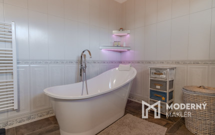 Na predaj exkluzívny rodinný dom s dvoj-garážou v podtatranskej obci Veľký Slavkov