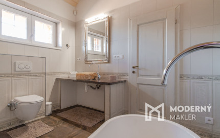 Na predaj exkluzívny rodinný dom s dvoj-garážou v podtatranskej obci Veľký Slavkov