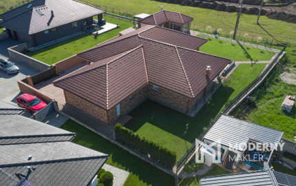 Na predaj exkluzívny rodinný dom s dvoj-garážou v podtatranskej obci Veľký Slavkov