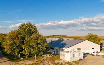 Na predaj investičný areál v obci Trávnica