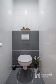 Na prenájom moderný 2-izbový byt s parkovacím miestom v centre Malaciek