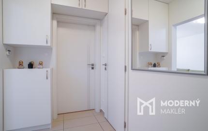 Na prenájom moderný 2-izbový byt s parkovacím miestom v centre Malaciek