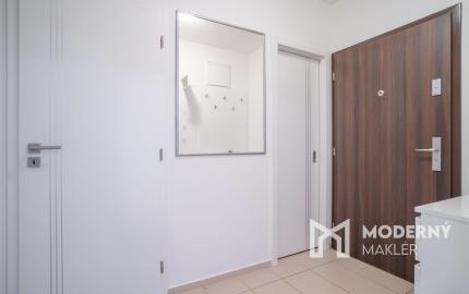 Na prenájom moderný 2-izbový byt s parkovacím miestom v centre Malaciek