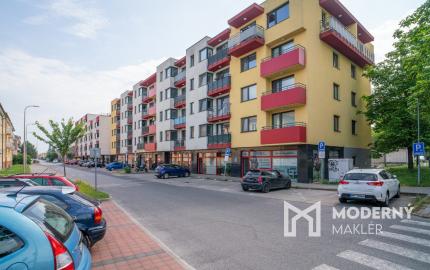 Na prenájom moderný 2-izbový byt s parkovacím miestom v centre Malaciek
