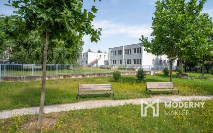 Na prenájom moderný 2-izbový byt s parkovacím miestom v centre Malaciek