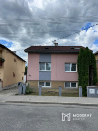 REZERVOVANÉ: Na predaj poschodový 5-izbový rodinný dom v obci Beluša