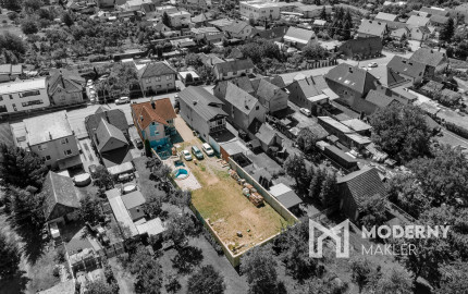 REZERVOVANÉ: Na predaj poschodový 5-izbový rodinný dom v obci Beluša