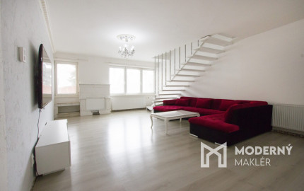 Na predaj dvojdom s rozľahlým pozemkom v centre obce Zlaté Klasy