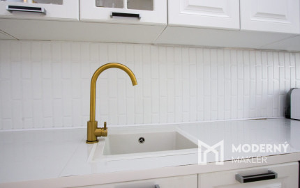 Na predaj dvojdom s rozľahlým pozemkom v centre obce Zlaté Klasy