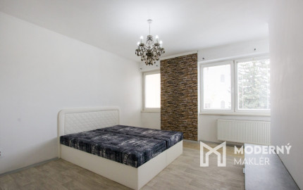 Na predaj dvojdom s rozľahlým pozemkom v centre obce Zlaté Klasy