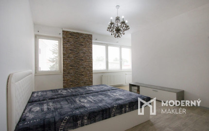 Na predaj dvojdom s rozľahlým pozemkom v centre obce Zlaté Klasy