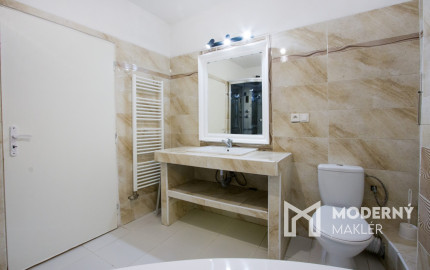 Na predaj dvojdom s rozľahlým pozemkom v centre obce Zlaté Klasy