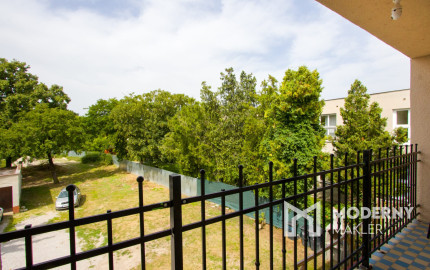 Na predaj dvojdom s rozľahlým pozemkom v centre obce Zlaté Klasy