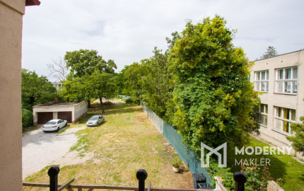 Na predaj dvojdom s rozľahlým pozemkom v centre obce Zlaté Klasy