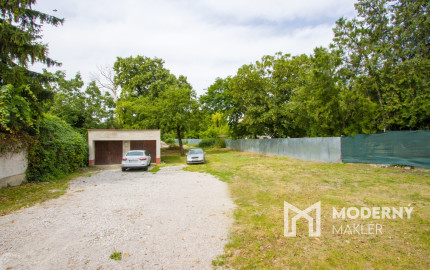 Na predaj dvojdom s rozľahlým pozemkom v centre obce Zlaté Klasy