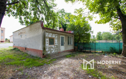 Na predaj dvojdom s rozľahlým pozemkom v centre obce Zlaté Klasy