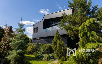 Na predaj vila s okrasnou záhradou a bazénom v Pezinku