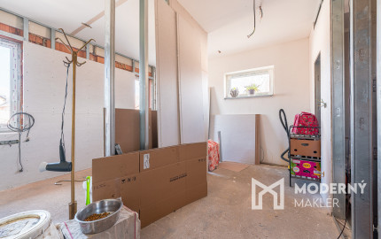 Na predaj rodinný dom s bazénom v obci Macov