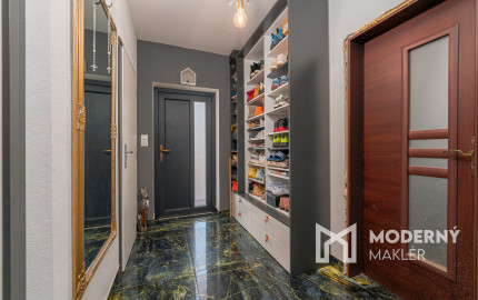 Na predaj rodinný dom s bazénom v obci Macov