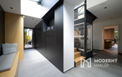 Na predaj vila s okrasnou záhradou a bazénom v Pezinku