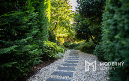 Na predaj vila s okrasnou záhradou a bazénom v Pezinku