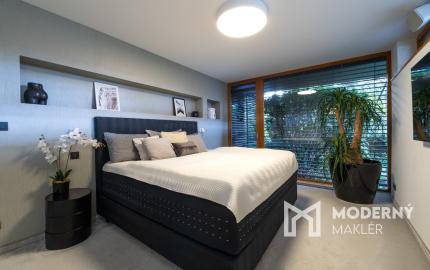 Na predaj vila s okrasnou záhradou a bazénom v Pezinku