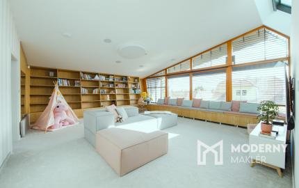 Na predaj vila s okrasnou záhradou a bazénom v Pezinku