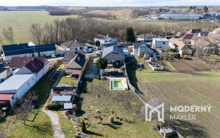 Na predaj moderný 4-izbový rodinný dom s bazénom v Bučanoch