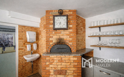 Na predaj polyfunkčný objem s luxusným rezidenčným podkrovím v Bratislave