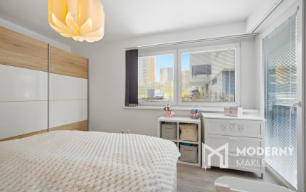 Na predaj priestranný 2-izbový byt s parkovaním v Dúbravke