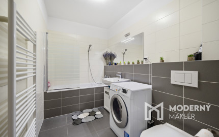 Na predaj priestranný 2-izbový byt s parkovaním v Dúbravke