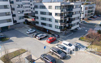 Na predaj priestranný 2-izbový byt s parkovaním v Dúbravke