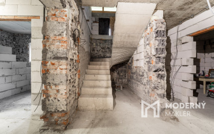 Rozostavaný dom na dokončenie podľa seba s veľkým pozemkom