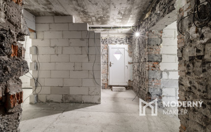 Rozostavaný dom na dokončenie podľa seba s veľkým pozemkom