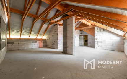 Rozostavaný dom na dokončenie podľa seba s veľkým pozemkom