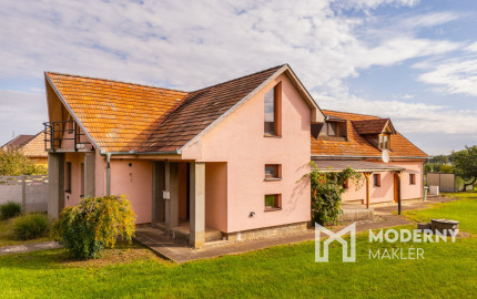 Na predaj priestranný rodinný dom s veľkým pozemkom v Loku pri Leviciach