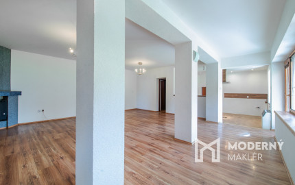 Na predaj priestranný rodinný dom s veľkým pozemkom v Loku pri Leviciach