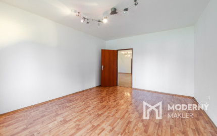 Na predaj priestranný rodinný dom s veľkým pozemkom v Loku pri Leviciach