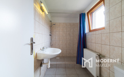 Na predaj priestranný rodinný dom s veľkým pozemkom v Loku pri Leviciach