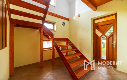 Na predaj priestranný rodinný dom s veľkým pozemkom v Loku pri Leviciach