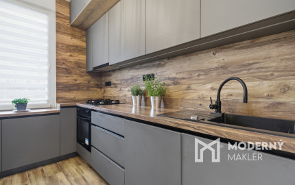 Na predaj 3-izbový byt s 2 balkónmi a 2 parkingami, Ružinov