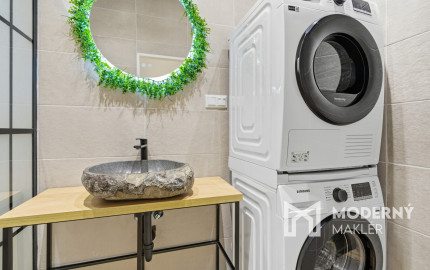 Na predaj 3-izbový byt s 2 balkónmi a 2 parkingami, Ružinov