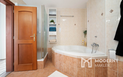 Na predaj reprezentatívny 6-izbový byt s garážou s výhľadom na Rakúsko