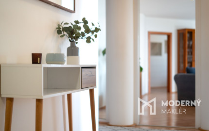 Na predaj reprezentatívny 6-izbový byt s garážou s výhľadom na Rakúsko