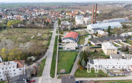 Na predaj pozemok s potenciálom výstavby v obci Vlčkovce